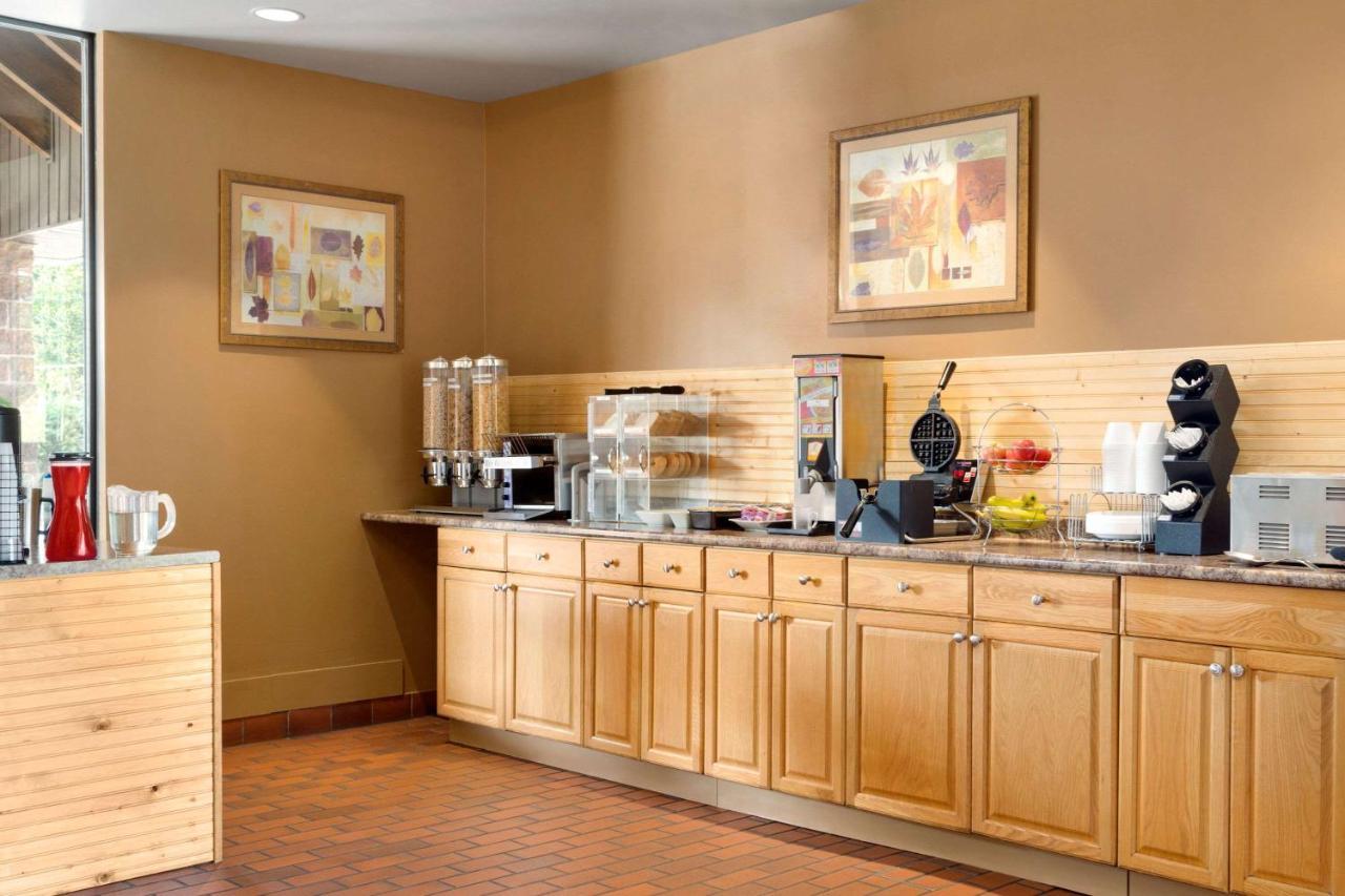 Travelodge By Wyndham North Bay Lakeshore Экстерьер фото